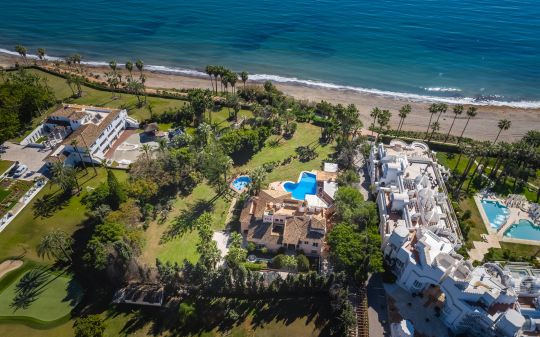 Villa for sale in Hacienda Beach, Estepona East