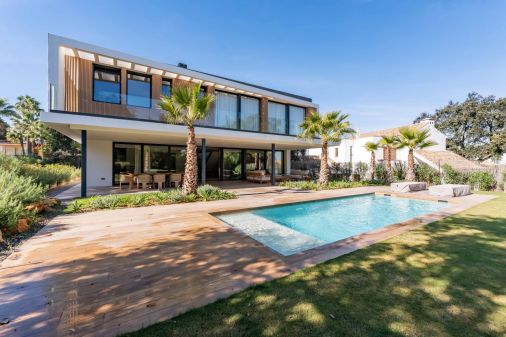 Villa KOA de Lago Architects: New build villa for sale in Sotogrande Costa