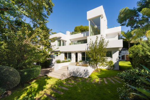 Modern Luxury in Lower Nueva Andalucía – An ideal family home!