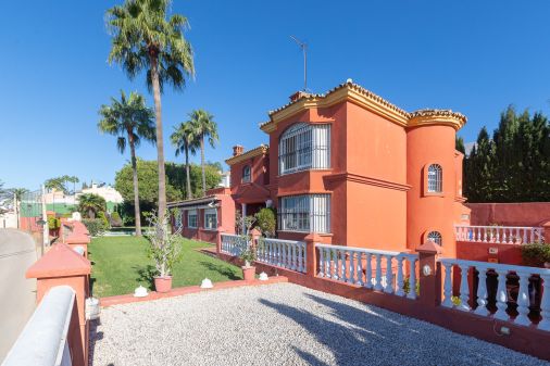 Villa with sea views in Seghers, Estepona