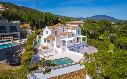 Elegantly renovated luxury villa in the residential gated estate of El Madroñal, Benahavís