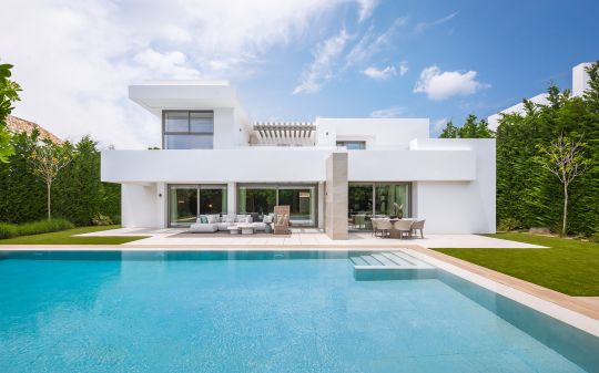 Elegant Contemporary Villa with 5 En-Suite Bedrooms in El Paraíso, New Golden Mile, Marbella